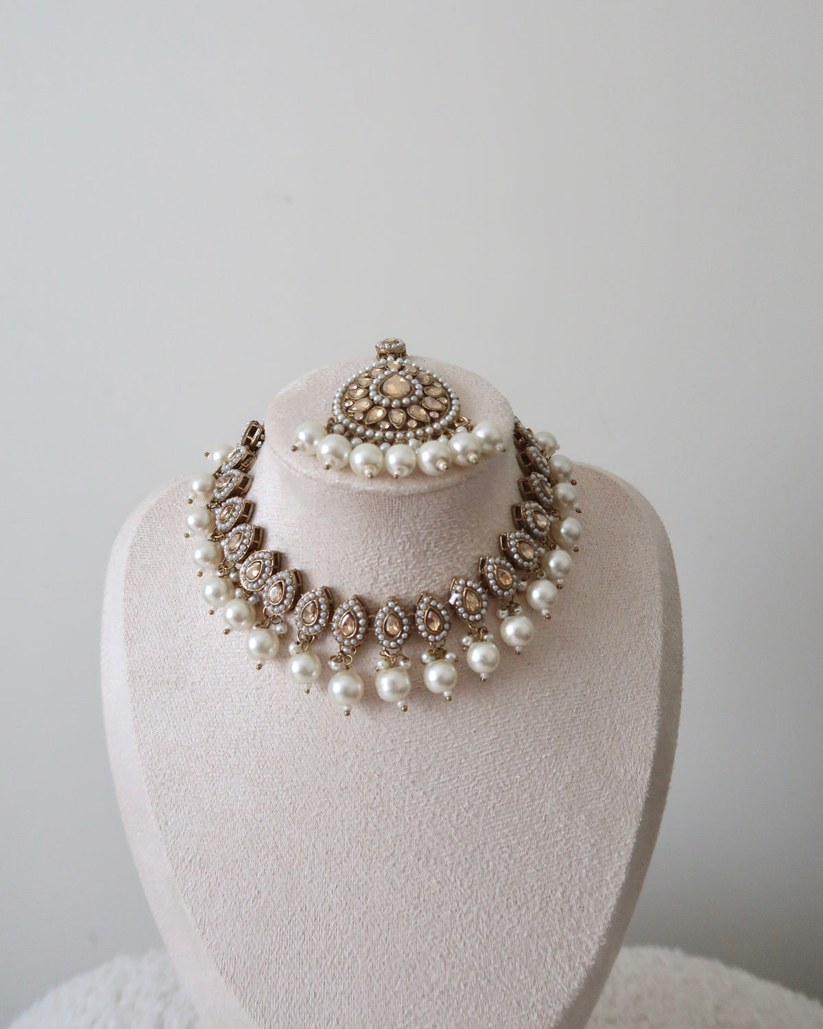 Aravi Necklace Set