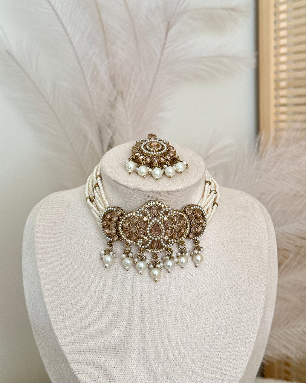 Amar Choker Set | White