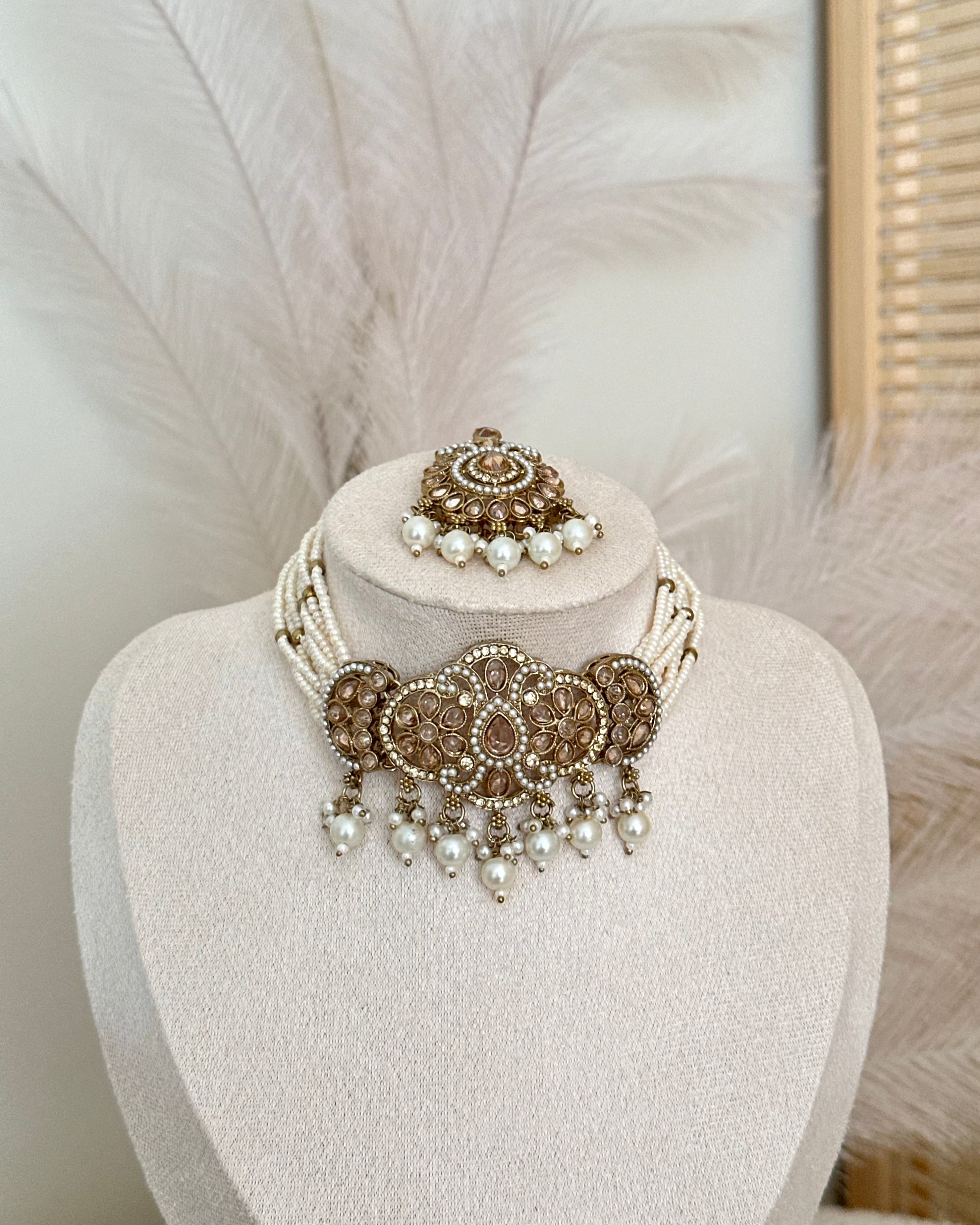 Amar Choker Set | White