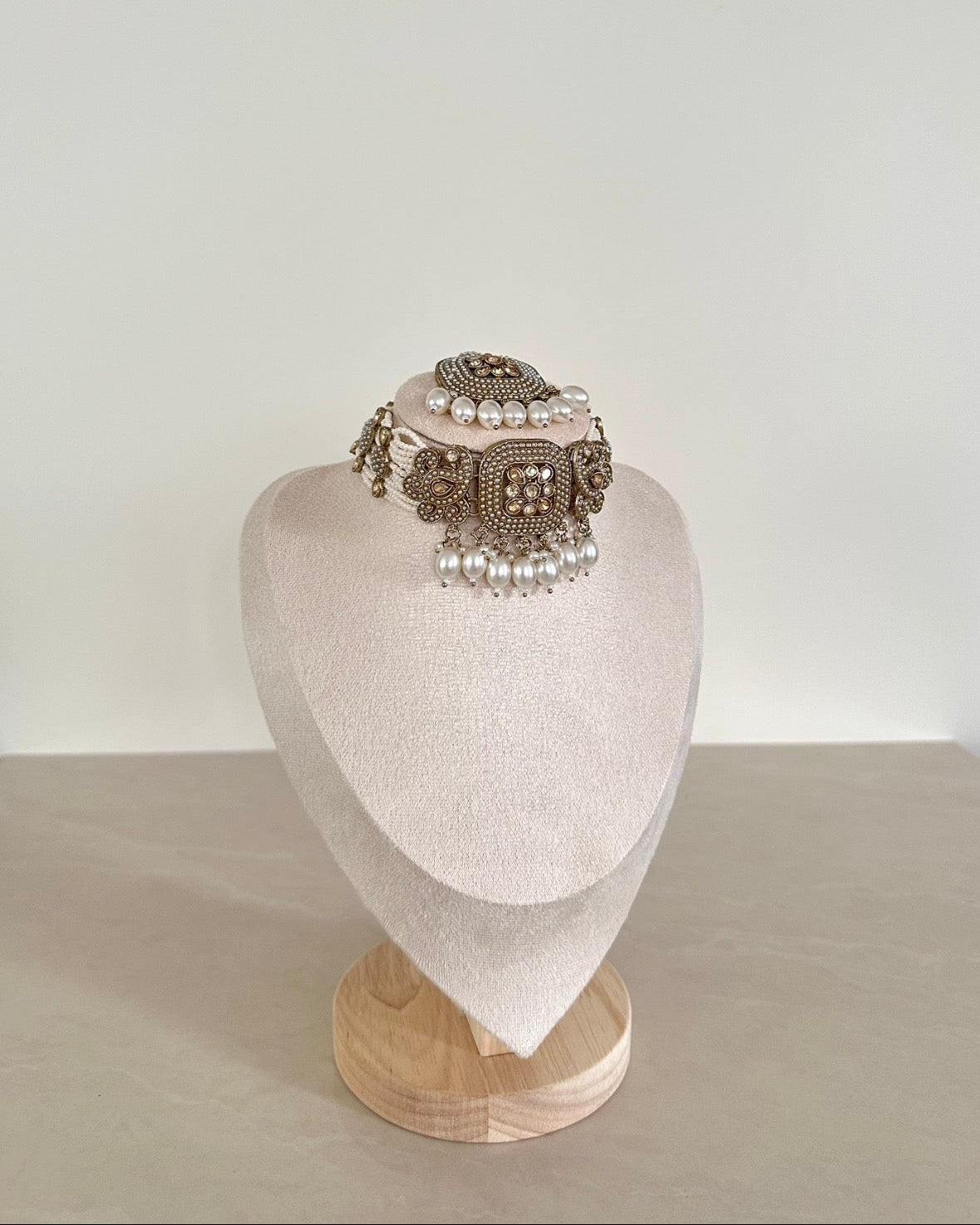 Ishani Choker Set | White